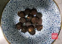 Illustration of how to make red dates, longan and red bean porridge 3