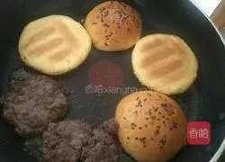 Illustration of how to make beef burgers 5