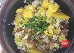 Illustration of how to make sweet potato and sausage claypot rice 5