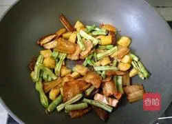 Illustration of how to make braised rice with beans and pork belly 3