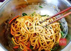 Illustration of how to make Beijing-style cold noodles 4