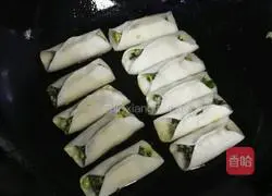 Illustration of how to make three fresh pot stickers 16