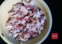 Illustration of how to make braised rice with pig's trotter skin 1