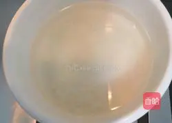 Illustration of how to make iced peach gum brown sugar porridge 4