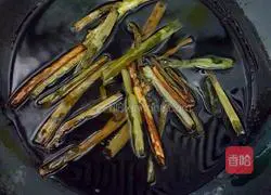 Illustration of how to make scallion oil and salt and pepper rolls 5