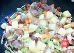 Illustration of how to make potato and sausage braised rice 9