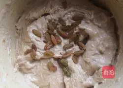 Illustration of how to make brown sugar raisin cake 2