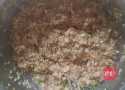 Illustration of how to make pot stickers with lotus root and meat stuffing 15