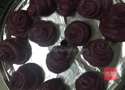 Illustration of how to make purple potato rose rolls 4