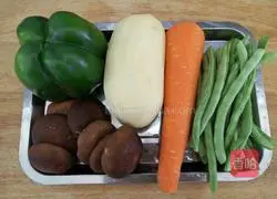 Illustration of how to make clay pot rice with seasonal vegetables and pork belly 1