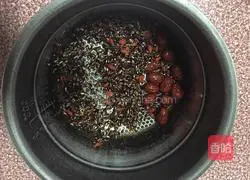 Illustration of how to make black rice and red date porridge 3
