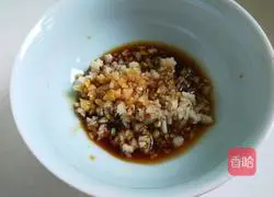 Illustration of how to make braised beans and noodles in iron pot 16