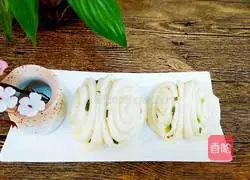 Illustration of how to make green onion rolls 18