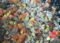 Illustration of how to make carrot and corn braised rice 6