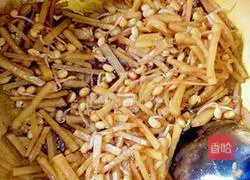 Illustration of how to make potato braised noodles 6