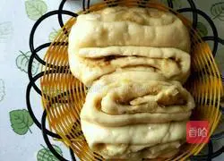 Illustration of how to make scallion rolls 14