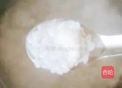 Illustration of how to make preserved egg and lean meat porridge (first method) 8