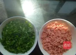 Illustration of how to make spring onion and ham rolls 6