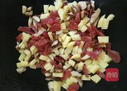 Illustration of how to make braised rice with mushrooms, sausages and potatoes 5