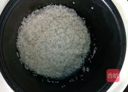 Illustration of how to make braised rice with potatoes and bacon 3