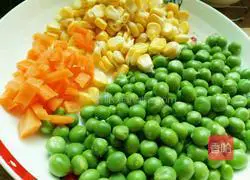 Illustration of how to make peas and corn braised rice 1