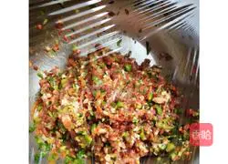 Illustration of how to make pork and onion pot stickers 1