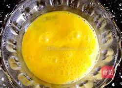 Illustration of how to make vegetarian pot stickers with mushrooms and vegetables 3