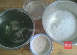 Illustration of how to make pepper leaf flower rolls 1