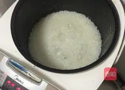 Illustration of how to make lean meat baked rice 2