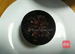 Illustration of how to make black rice balls 12