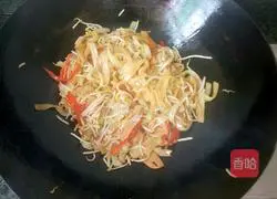 Illustration of how to make fried rice noodles with mung bean sprouts 7