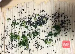 Illustration of how to make sesame and scallion oil rolls 4