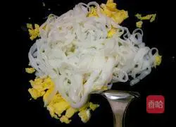 Illustration of how to make fried rice noodles with eggs 4