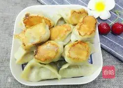 Illustration of how to make pot stickers stuffed with pork and chives 18