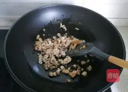 Illustration of how to make mushroom and chicken porridge 9