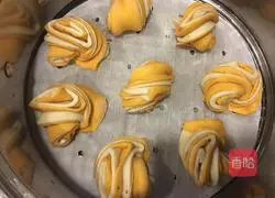 Illustration of how to make two-color flower rolls 19