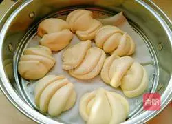 Illustration of how to make peanut butter flower rolls 12