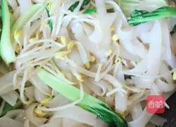 Illustration of how to make fried rice noodles with eggs 5