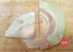 Illustration of how to make colorful large flower rolls 8