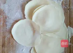 Illustration of how to make milk-flavored flower rolls 4