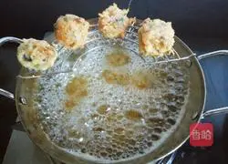 Illustration of how to make small meatball rice balls 2