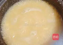 Illustration of how to make fresh lotus leaf, lily and lotus seed porridge (clearing heat and relieving heat) 13