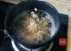 Illustration of how to make oatmeal and red date porridge 1