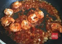 zi Illustration of how to make prawn and tomato baked rice 4