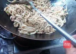 Illustration of how to make fried rice noodles with lean meat 8