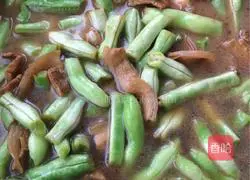 Illustration of how to make braised noodles with pork belly and beans 5