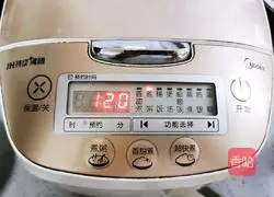 Illustration of how to make astragalus and chrysanthemum porridge 12