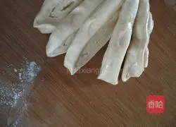 Illustration of how to make carrot pink flower rolls 7