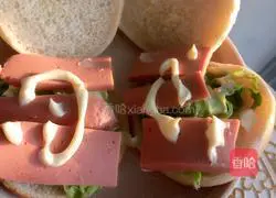 Illustration of how to make breakfast burgers 3