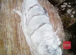 Illustration of how to cook large iron pot stickers with stuffed fish? 4